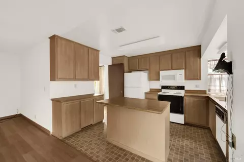 Kitchen - 1383 Sanderling Dr, Fairfield, CA 94533 photo 4 of 12