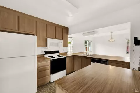 Kitchen - 1383 Sanderling Dr, Fairfield, CA 94533 photo 7 of 12