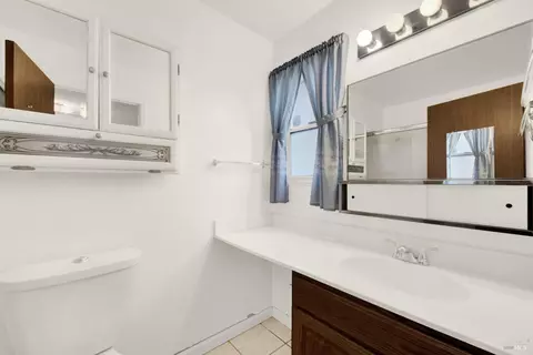Bath - 1383 Sanderling Dr, Fairfield, CA 94533 photo 3 of 5