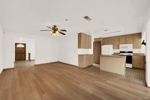 Living - 1383 Sanderling Dr, Fairfield, CA 94533 photo 6 of 10