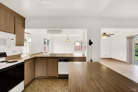 Kitchen - 1383 Sanderling Dr, Fairfield, CA 94533 photo 8 of 12