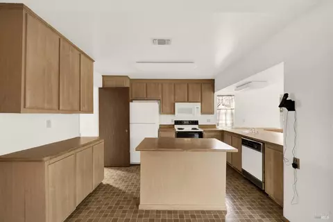 Kitchen - 1383 Sanderling Dr, Fairfield, CA 94533 photo 5 of 12