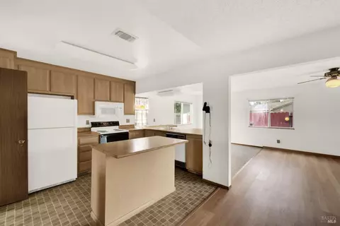 Kitchen - 1383 Sanderling Dr, Fairfield, CA 94533 photo 6 of 12