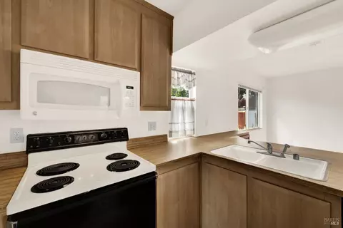 Kitchen - 1383 Sanderling Dr, Fairfield, CA 94533 photo 9 of 12