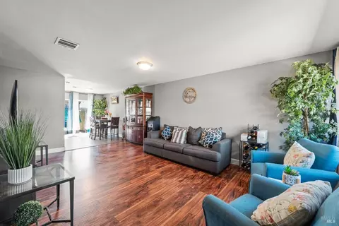Living - 125 Mari Ct, Vallejo, CA 94589 photo 3 of 3