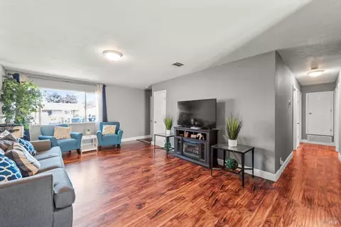 Living - 125 Mari Ct, Vallejo, CA 94589 photo 2 of 3