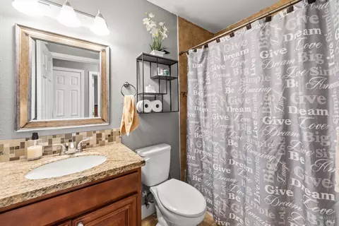 Bath - 125 Mari Ct, Vallejo, CA 94589 photo 1 of 2