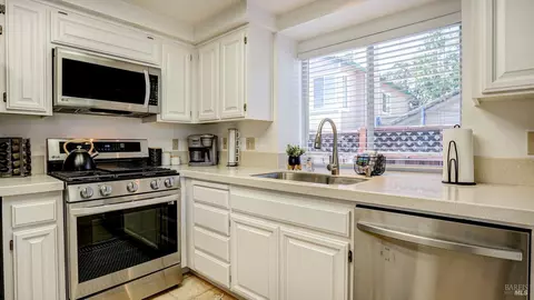 Kitchen - 504 White Ash Ct, Windsor, CA 95492 photo 4 of 5