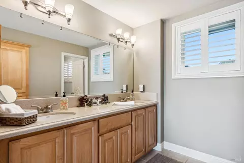 Bath - 565 Oceana Dr, Dillon Beach, CA 94929 photo 4 of 6
