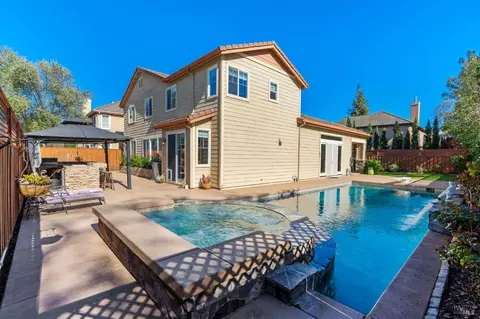 14 Chaudhary Ct, Napa, CA 94558
