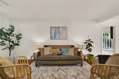 Living - 563 Annette Ave, Vallejo, CA 94591 photo 4 of 5