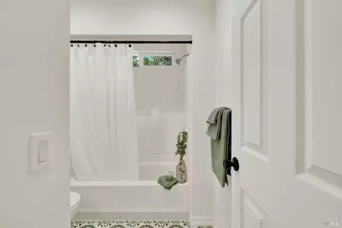 Bath - 563 Annette Ave, Vallejo, CA 94591 photo 2 of 4