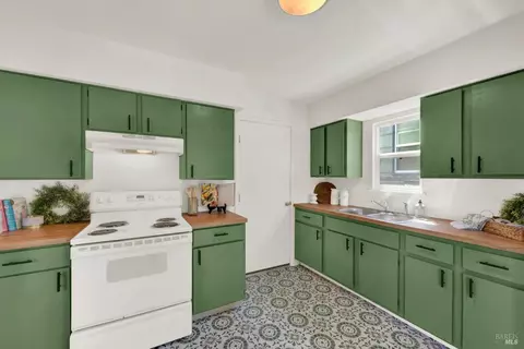 Kitchen - 563 Annette Ave, Vallejo, CA 94591 photo 2 of 2