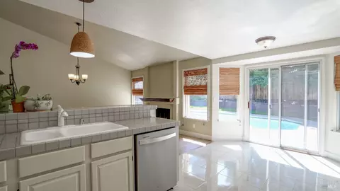 Kitchen - 642 Cougar Ct, Vacaville, CA 95688 photo 2 of 4