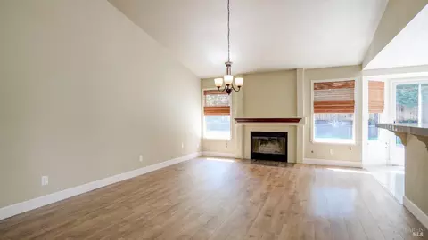 Living - 642 Cougar Ct, Vacaville, CA 95688 photo 3 of 4