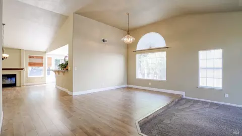 Living - 642 Cougar Ct, Vacaville, CA 95688 photo 2 of 4