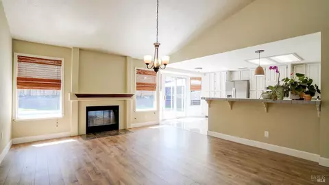 Living - 642 Cougar Ct, Vacaville, CA 95688 photo 4 of 4
