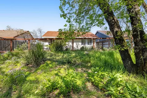 Exterior - 923 Foothill Dr, Windsor, CA 95492 photo 14 of 16