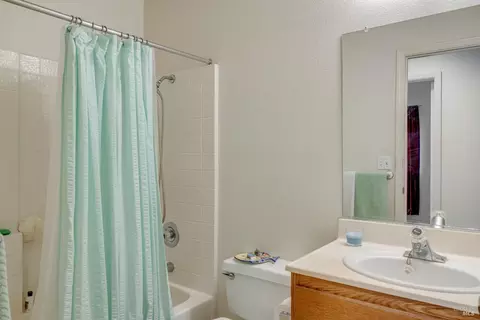 Bath - 923 Foothill Dr, Windsor, CA 95492 photo 1 of 3