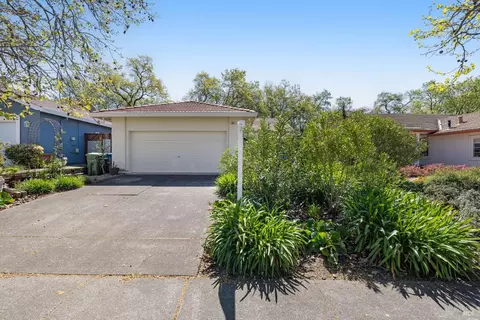 Exterior - 923 Foothill Dr, Windsor, CA 95492 photo 2 of 16