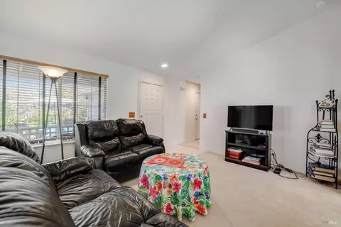Living - 923 Foothill Dr, Windsor, CA 95492 photo 2 of 4