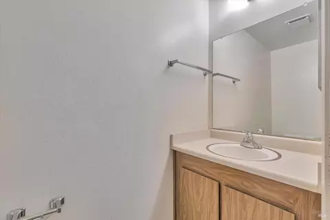 Bath - 8192 Sunflower Dr, Cotati, CA 94931 photo 2 of 3