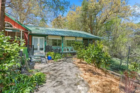201 Pine Ridge Rd, Ukiah, CA 95482