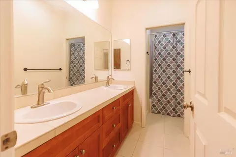 Bath - 7941 Scriver Ct, Cotati, CA 94931 photo 4 of 5