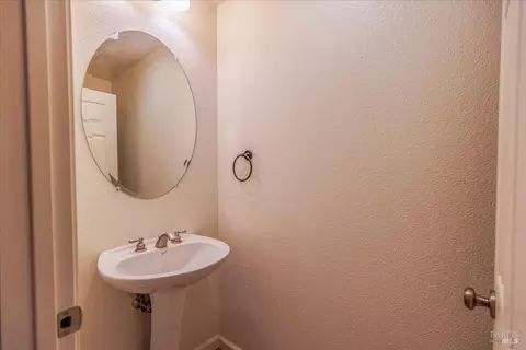 Bath - 7941 Scriver Ct, Cotati, CA 94931 photo 5 of 5