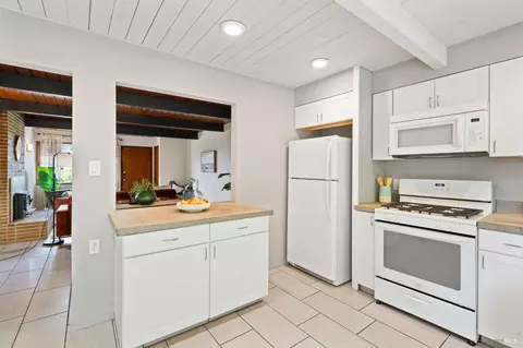 Kitchen - 433 Carter St, Vallejo, CA 94590 photo 3 of 4