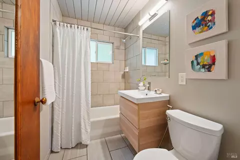 Bath - 433 Carter St, Vallejo, CA 94590 photo 1 of 1