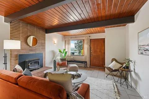 Living - 433 Carter St, Vallejo, CA 94590 photo 2 of 2