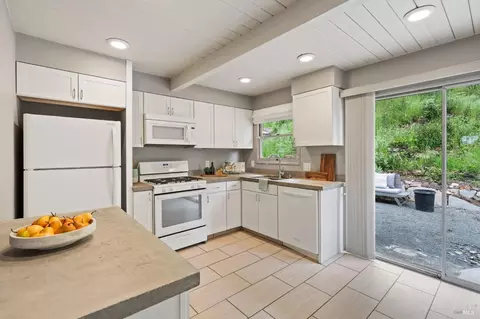 Kitchen - 433 Carter St, Vallejo, CA 94590 photo 1 of 4