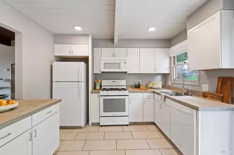 Kitchen - 433 Carter St, Vallejo, CA 94590 photo 2 of 4
