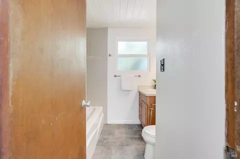 Bath - 4070 Wilson Ln, Concord, CA 94521 photo 5 of 7