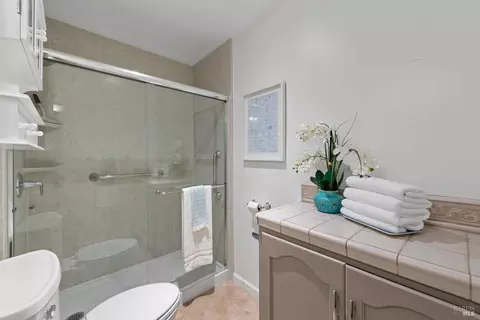 Bath - 208 Grape St, Vacaville, CA 95688 photo 4 of 5