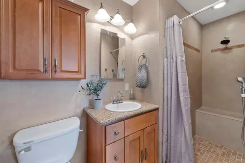 Bath - 208 Grape St, Vacaville, CA 95688 photo 3 of 5