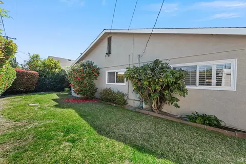 Exterior - 208 Grape St, Vacaville, CA 95688 photo 7 of 14