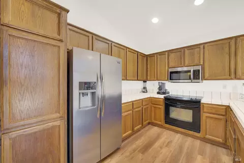 Kitchen - 2249 Marshall Rd, Vacaville, CA 95687 photo 4 of 8