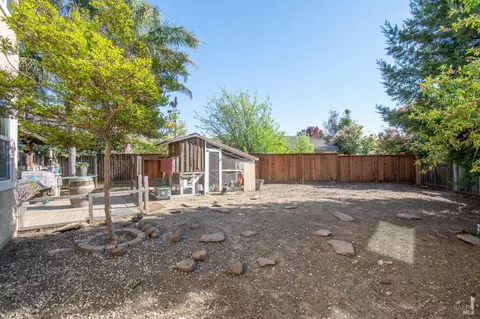 Exterior - 1620 Fanning Ct, Dixon, CA 95620 photo 10 of 13