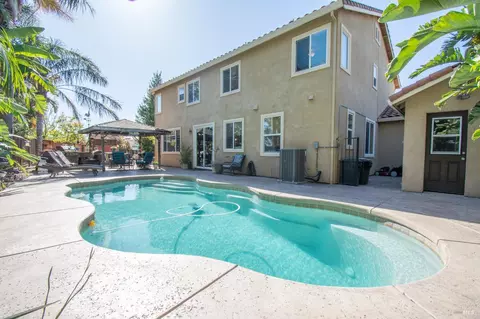 Exterior - 1620 Fanning Ct, Dixon, CA 95620 photo 6 of 13