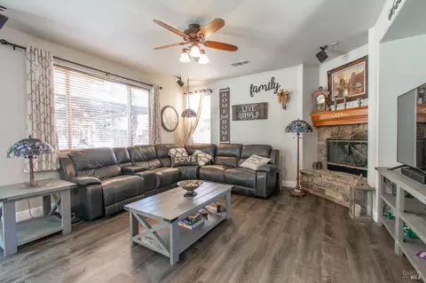 Living - 1620 Fanning Ct, Dixon, CA 95620 photo 2 of 2