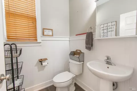 Bath - 1620 Fanning Ct, Dixon, CA 95620 photo 1 of 4