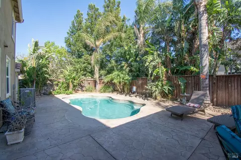 Exterior - 1620 Fanning Ct, Dixon, CA 95620 photo 3 of 13