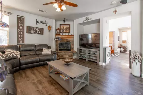 Living - 1620 Fanning Ct, Dixon, CA 95620 photo 1 of 2