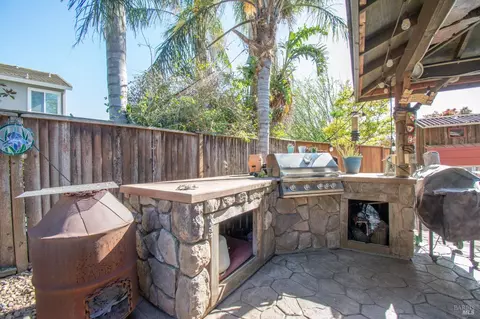 Exterior - 1620 Fanning Ct, Dixon, CA 95620 photo 8 of 13