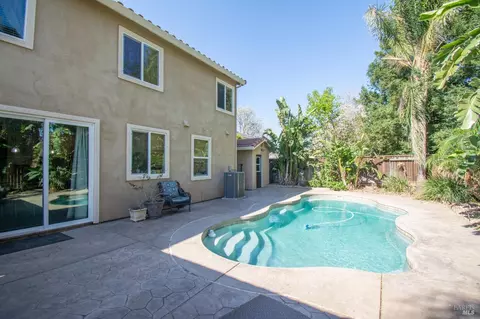 Exterior - 1620 Fanning Ct, Dixon, CA 95620 photo 4 of 13