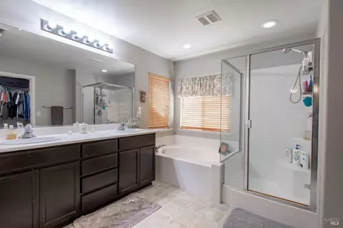 Bath - 1620 Fanning Ct, Dixon, CA 95620 photo 2 of 4