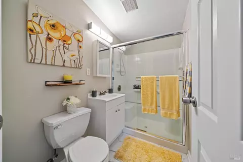 Bath - 129 Ridgewood Ct, Vallejo, CA 94591 photo 1 of 2