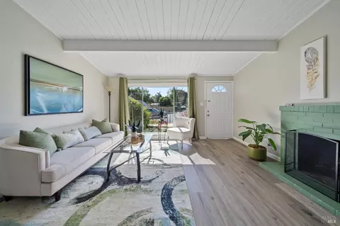 Living - 129 Ridgewood Ct, Vallejo, CA 94591 photo 2 of 6